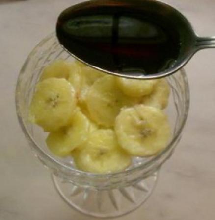 Жареные бананы с вишневым сиропом