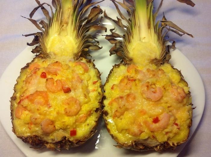 Фаршированный креветками ананас