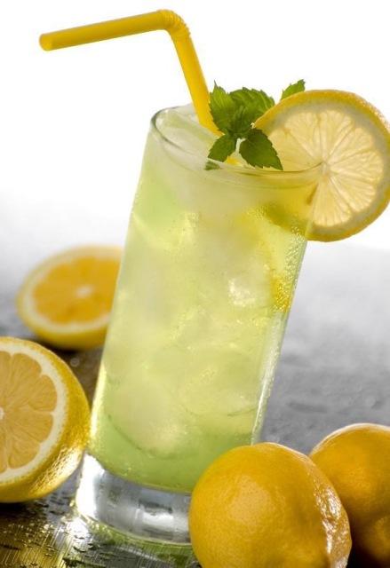 Полезна ли для здоровья вода с лимоном