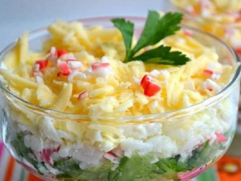 Слоеный салат с тунцом и креветками