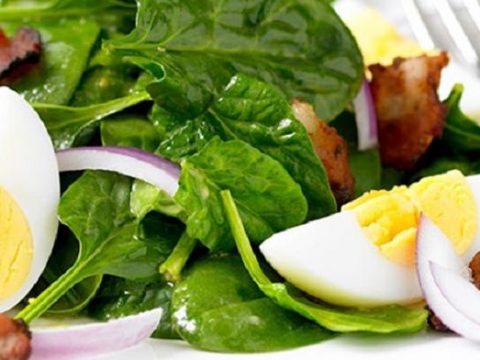 Салат из шпината и яиц