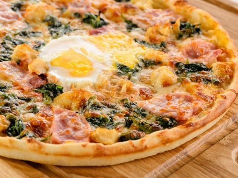 Домашняя пицца с ветчиной и яйцом