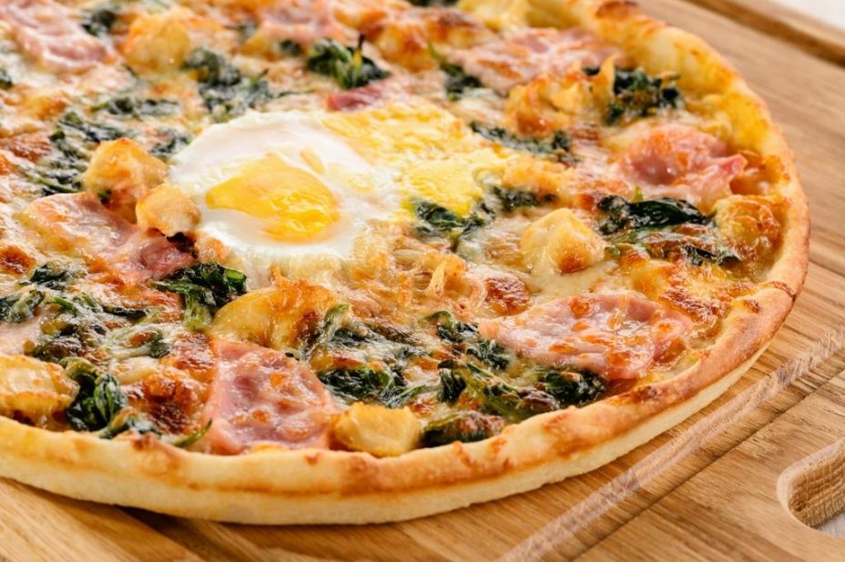 Домашняя пицца с ветчиной и яйцом