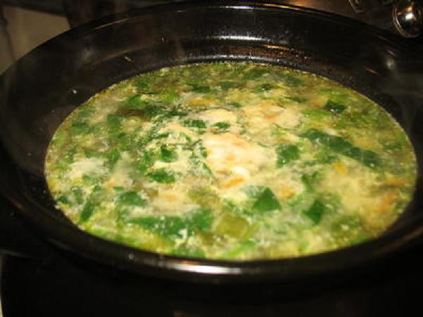 Суп из зеленого салата в горшочке