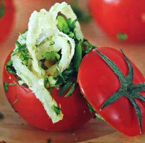 Фаршированные помидоры с жаренным луком, зеленью и чесноком