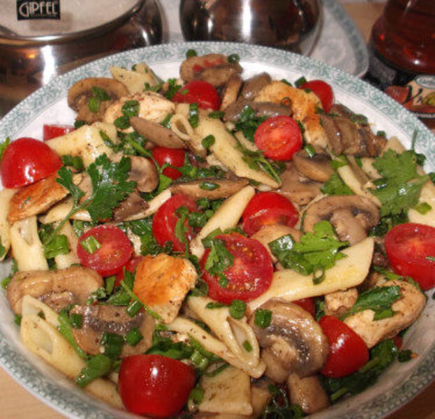 Итальянский салат с макаронами и курицей