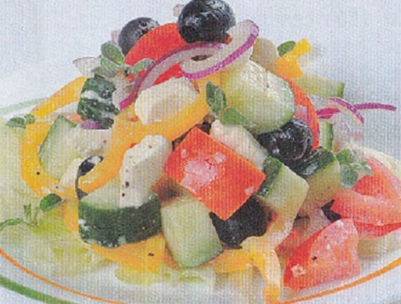 Греческий салат с сыром фета и маслинами