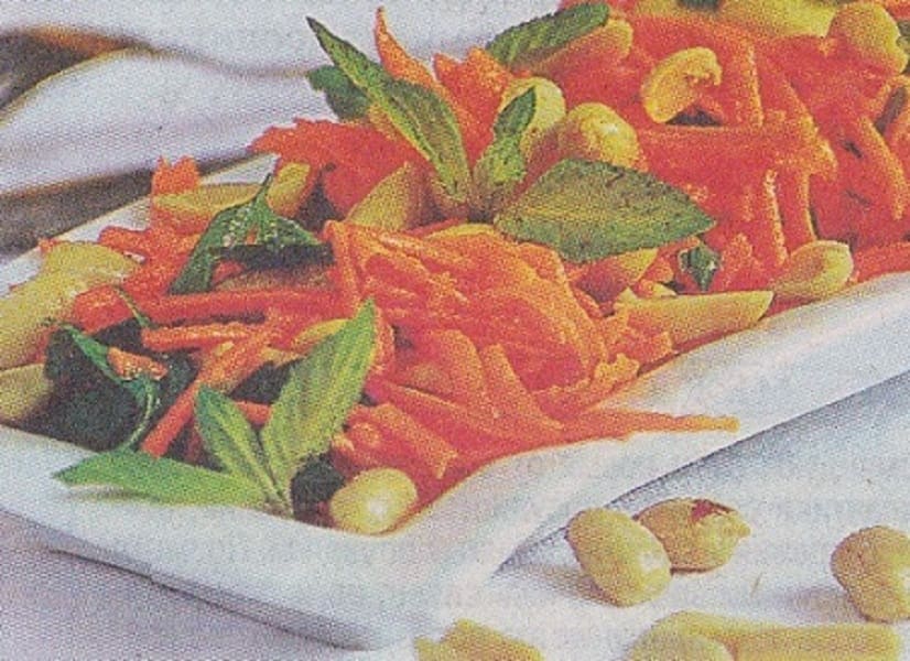 Морковный салат с соленым жареным арахисом