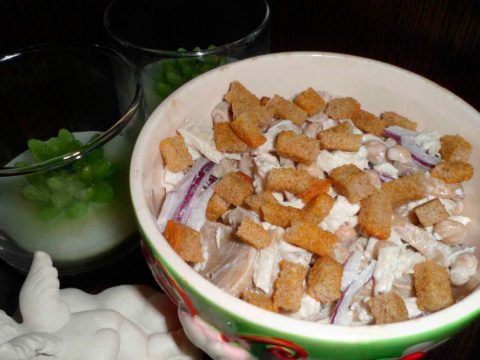 Салат с белой фасолью и курицей