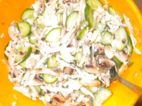 Постный салат из сырых шампиньонов, огурца и пекинской капусты