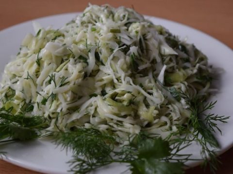 Салат "Витаминный" с квашенной капустой и зеленью
