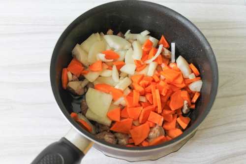 Морковь с луком и мясом для плова