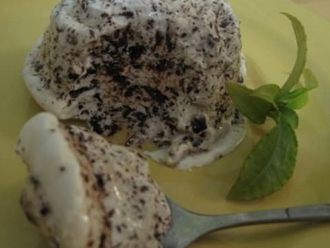 Быстрый десерт из шоколада, сахара и яичного белка в микроволновке