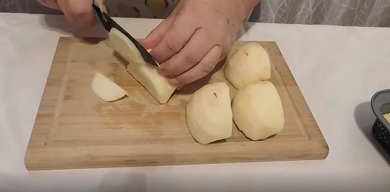 Руки бабушки режут яблоки