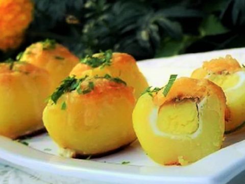Хрустящий "новогодний" картофель фаршированный перепелиным яйцом
