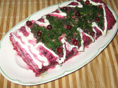 Новогодний салат-рулет из рыбы и овощей "А-ля селедка под шубой"