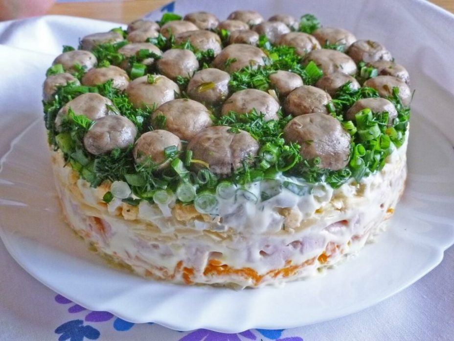 Праздничный салат с грибами, мясом, овощами и зеленью