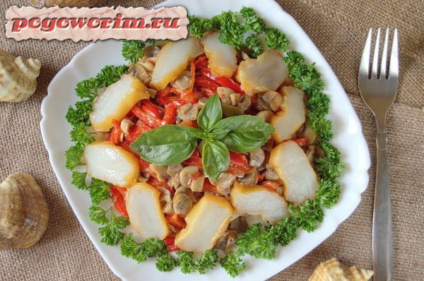 Салат с копченым кальмаром, болгарским перцем и грибами пошаговый рецепт с фото