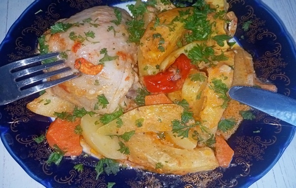 курица в духовке кусочками с овощами