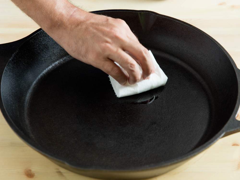 Как очистить чугунную сковороду от нагара