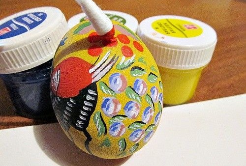 Тычковая роспись яйца красками