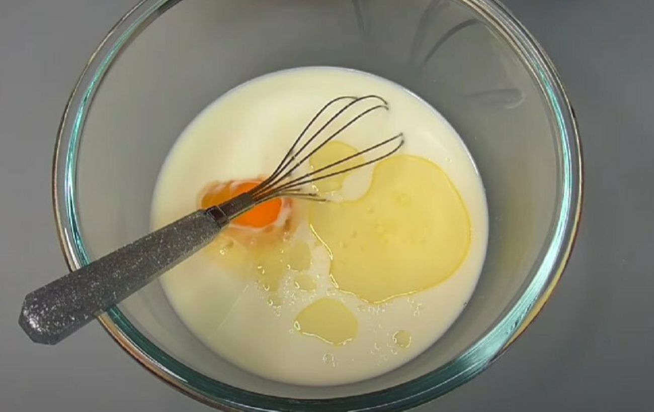 Добавьте яйцо в тесто