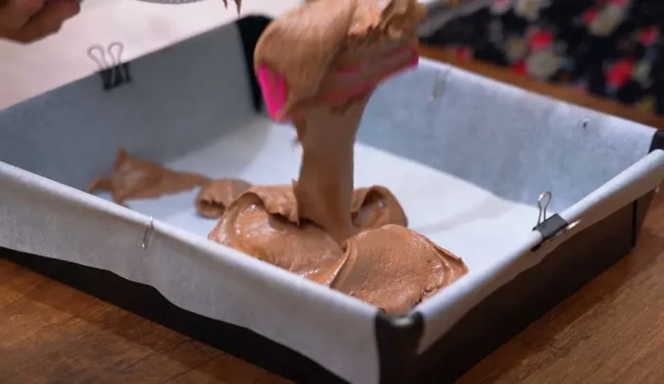 Шоколадное тесто перелейте в форму