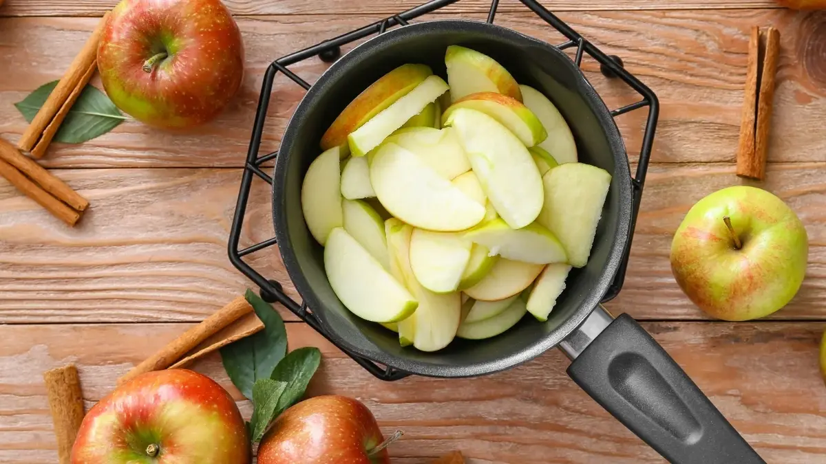 Карамелизированные яблоки на сковороде