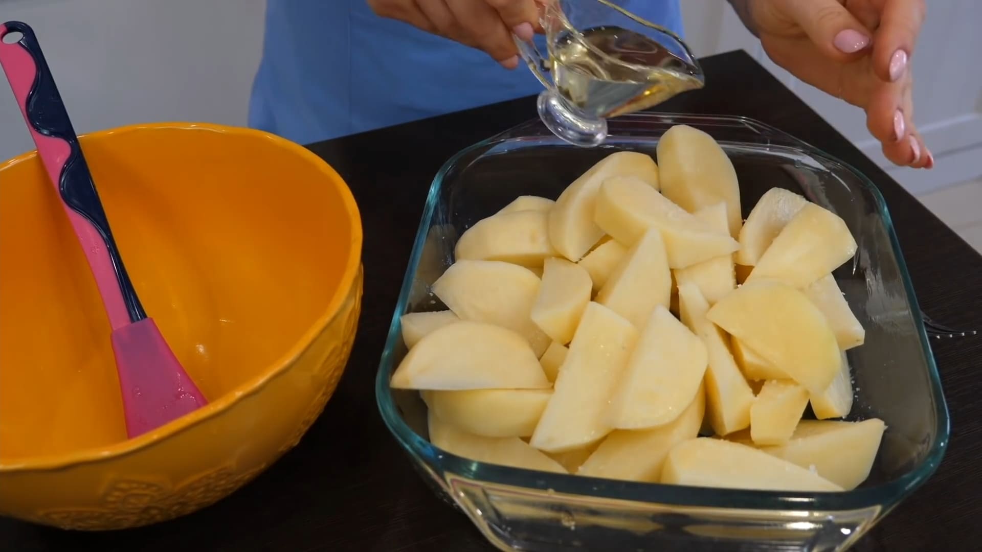 Нарезанный картофель поливаем растительным маслом