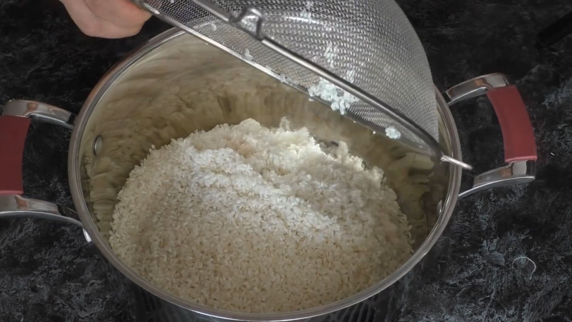 Промытый рис перекладываем в кастрюлю