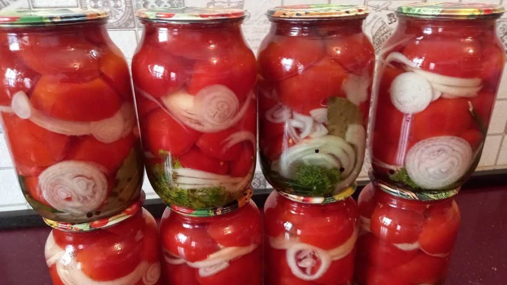 Маринованные помидоры с луком и чесноком