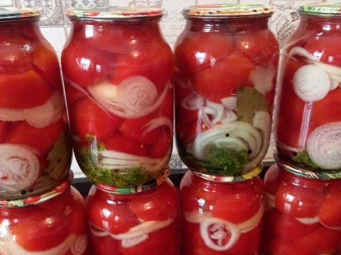 Маринованные помидоры с луком и чесноком на зиму (в 1 литровых банках)
