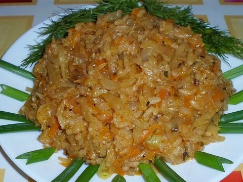 Постный ужин из риса, капусты и моркови в духовке