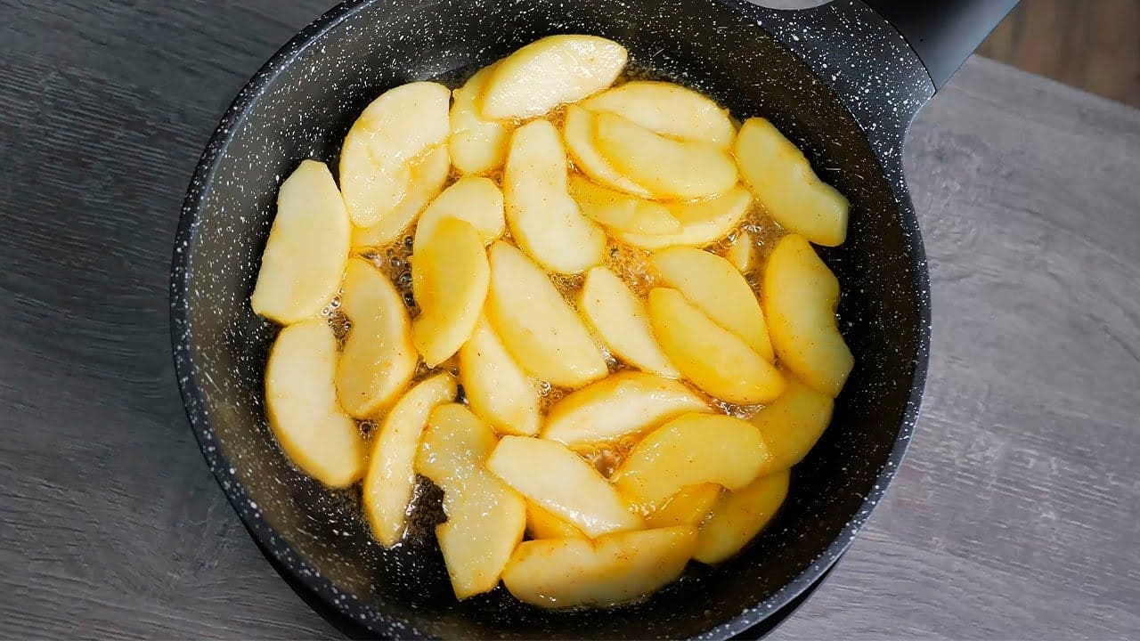 Как просто и быстро приготовить яблочный пирог без духовки в домашних условиях