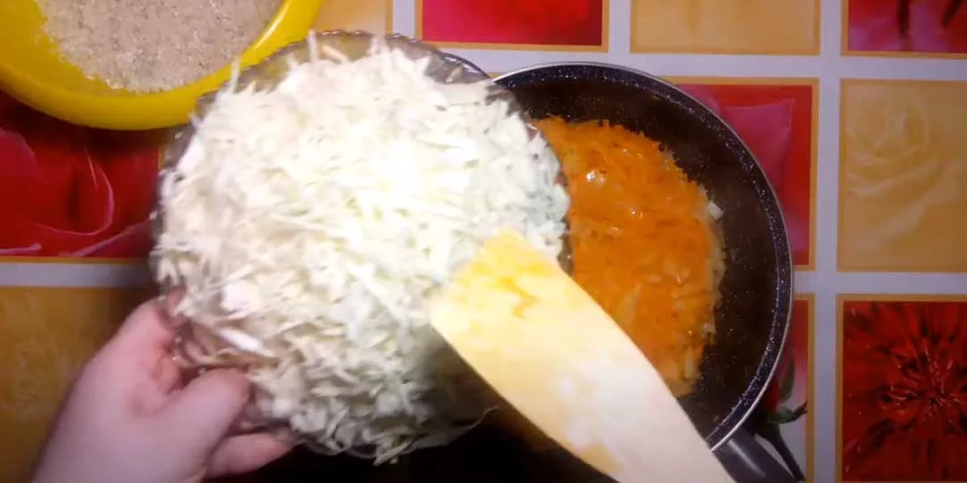 Постный ужин из риса и капусты в духовке