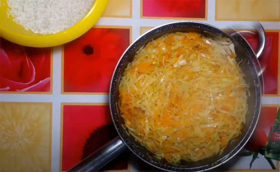 Постный ужин из риса и капусты в духовке