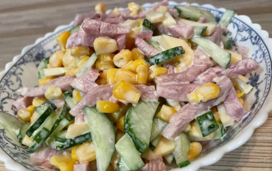 Салат с огурцом, колбасой и кукурузой