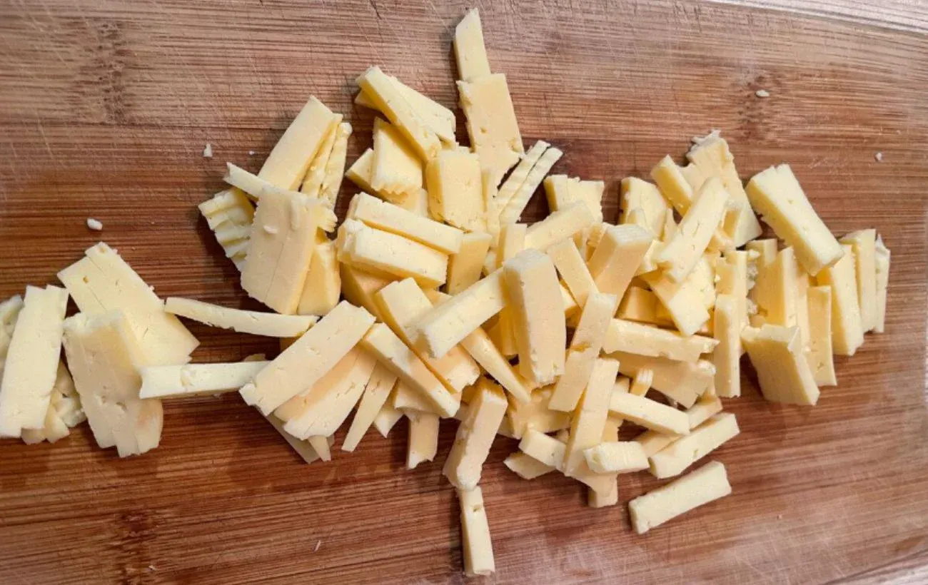 Нарежьте сыр