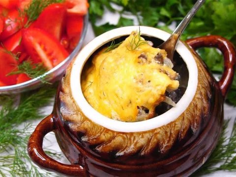 Картофель с мясом и грибами в горшочках