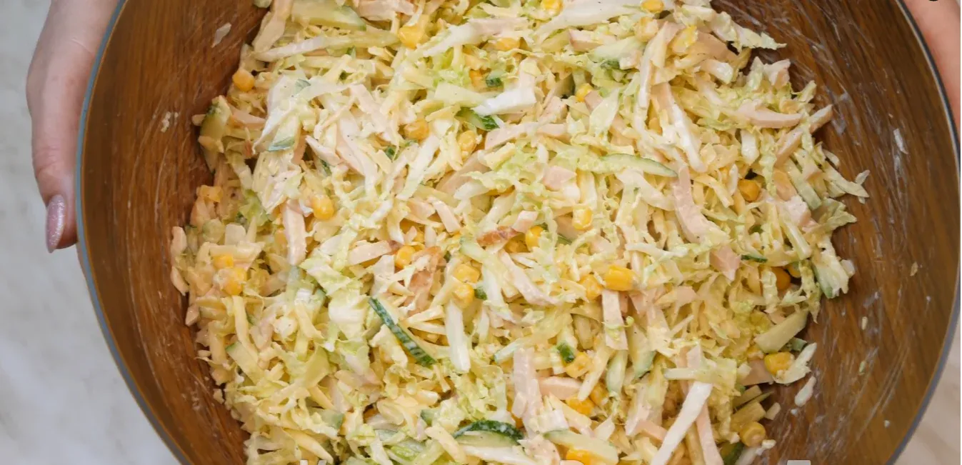 Рецепт просто и вкусного салата из пекинской капусты и курицы