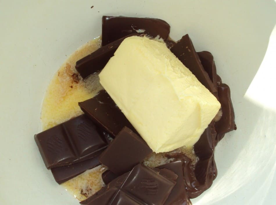 Растопленный шоколад с маслом
