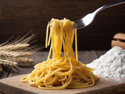 Идеально сваренные макароны на вилке.